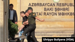 Ramil Babayev məhkəmə gətirilərkən
