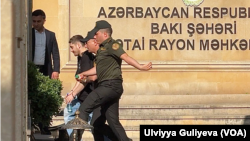 Ramil Babayev məhkəmə gətirilərkən (Arxiv fotosu)