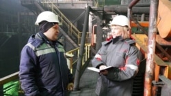 Рабочие на заводе в Покровске Донецкой области. Сейчас в городе идут жестокие бои, и предприятие уничтожено