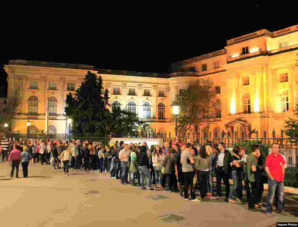 Mai 2015. Mai multi oameni stau la coada pentru a intra la Muzeul National de Arta a Romaniei, unul din cele mai căutate muzee.&nbsp;