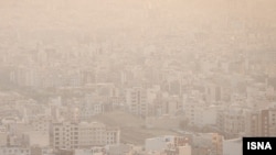 تصویر مربوط به آلودگی هوای تهران در اواخر آبان ۱۴۰۲ است