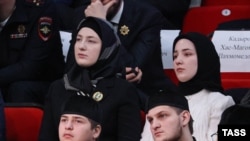 Табарик Кадырова (справа) / Архивное фото