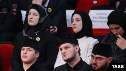 Айшат, Табарик и Хутмат Кадыровы (справа налево) 