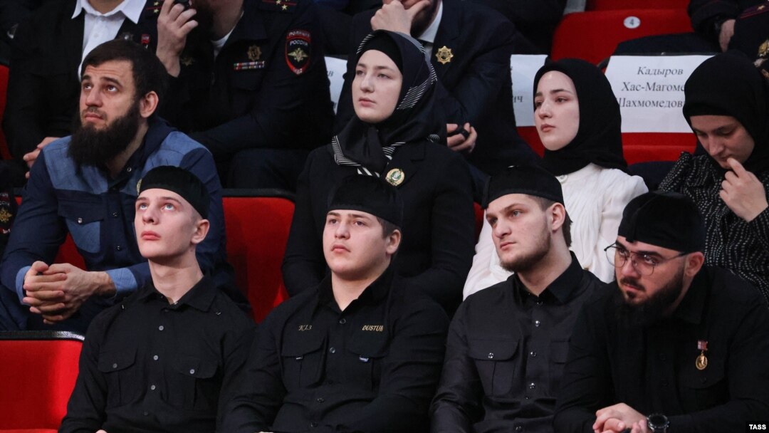 Дети Рамзана Кадырова: Эли, Адам и Ахмат (слева направо на первом плане), Айшат Кадырова, Табарик и Хутмат (справа налево на втором плане) – фото из архива