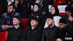 Дети главы Чечни: Эли, Адам и Ахмат (слева направо на первом плане), министр культуры Чечни культуры Айшат Кадырова, Табарик и Хутмат (справа налево на втором плане)