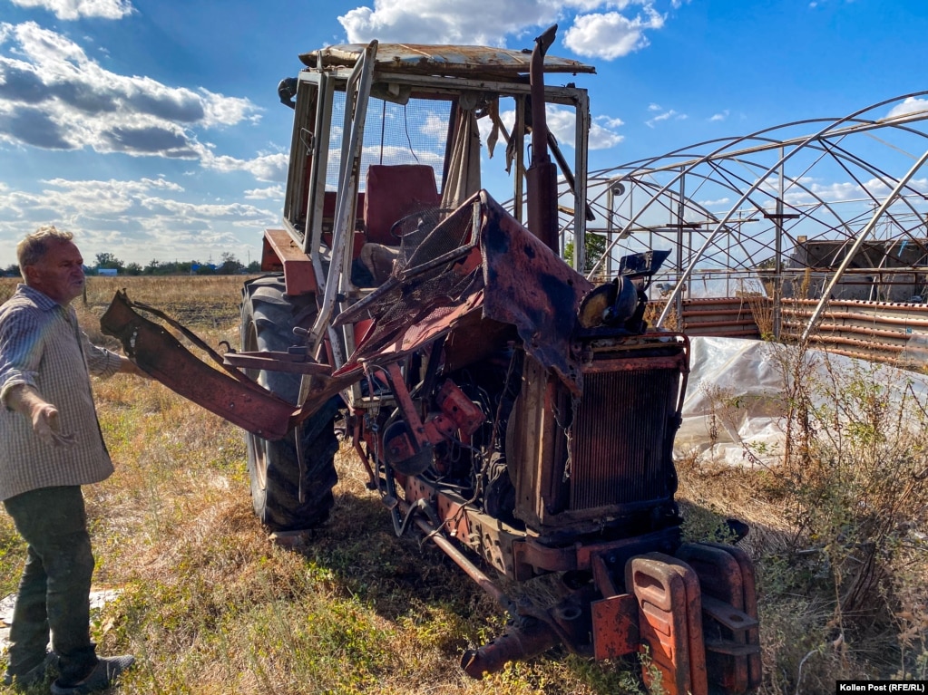 A Posad-Pokrovske, Tolik Ponomarenko mostra il suo trattore con le ruote anteriori distrutte e il motore spalancato dopo aver investito una mina anticarro.