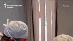 Студенти прегледуваат „болни“ играчки