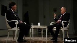 Президент России Владимир Путин дает интервью американскому телеведущему Такеру Карлсону в Москве, 6 февраля 2024 года