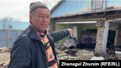 Мурабек Оспанов показывает на свой разрушенный дом. Село Каратал, 13 апреля 2024 года