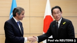 Shefi i Agjencisë Ndërkombëtare të Energjisë Atomike (IAEA) Rafael Grossi gjatë takimit me kryeministrin Fumi Kishida.