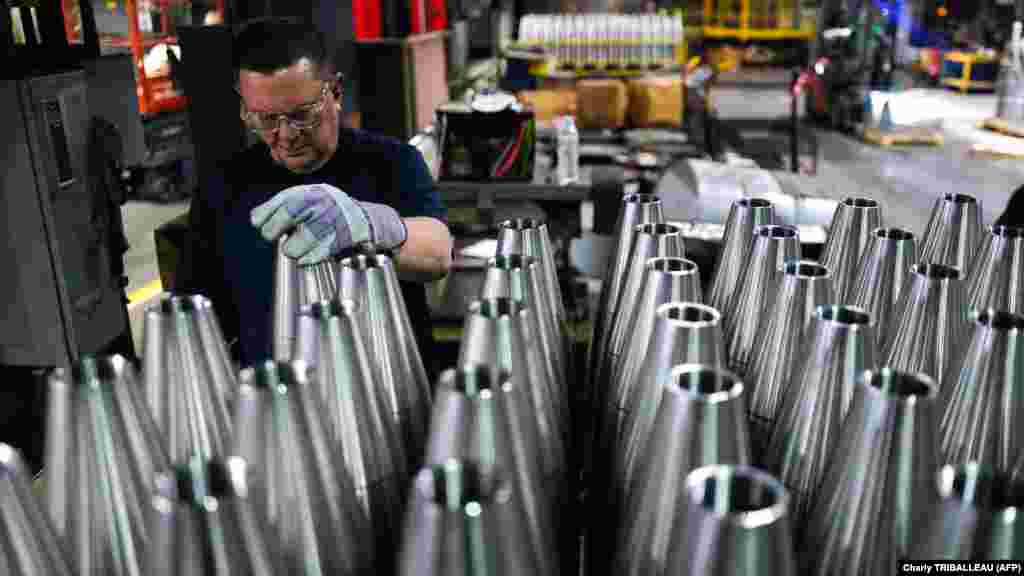 155 mm kaliberű lövedékhez való acélcsövek a Scranton Army Ammunition Plant (SCAAP) gyárában, Scrantonban, Pennsylvania államban 2024. április 16-án