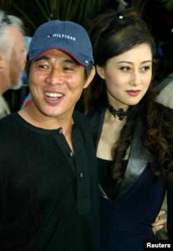  Актьорът със брачната половинка си Нина на премиерата на 