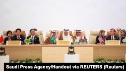 Делегации (слева направо) Китая, Саудовской Аравии и США на переговорах с участием более 40 стран о мирном урегулировании войны в Украине. Джидда, Саудовская Аравия, 6 августа 2023 года