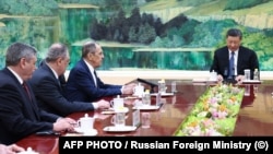 Міністр закордонних справ Росії Сергій Лавров і президент Китаю Сі Цзіньпін під час зустрічі в Пекіні, 9 квітня 2024 року