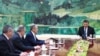 Фотографија објавена од руското Министерство за надворешни работи на 9 април 2024 година ги прикажува рускиот министер за надворешни работи Сергеј Лавров и кинескиот претседател Си Џинпинг како одржуваат состанок во Пекинг.