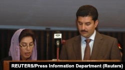 فیصل کریم گوندی (راست) والی خیبرپختونخوا