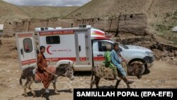 امبولانس خدمات صحی در یکی از مناطق سیلاب زده در ولایت بغلان 