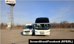 Autobusi i kompanisë "Kuna tours" gjatë ditës së zgjedhjeve në Serbi.