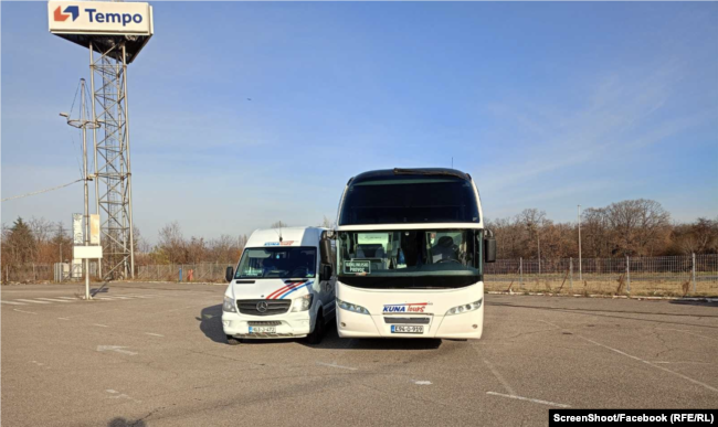 Autobusi i kompanisë "Kuna tours" gjatë ditës së zgjedhjeve në Serbi.
