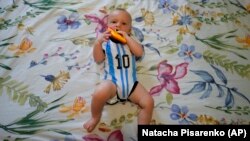 Няколкомесечният Лев Андрес в Мендоса, Аржентина. Аржентинските власти недоволстват срещу родилния туризъм и смятат, че това е организирана "мафия". Майката на Лев, който е роден в Аржентина, обаче казва, че с баща му смятат да се установят в страната.