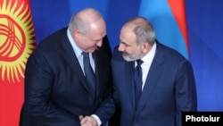 Politico пише, що Білорусь активно допомагала збройним силам Азербайджану між 2018 і 2022 роками, коли напруга у відносинах з Вірменією досягла піку. На фото - Олександр Лукашенко та прем’єр Вірменії Нікол Пашинян