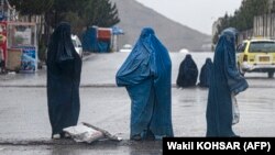 Žene u Avganistanu tokom kiše u glavnom gradu Kabulu, mart 2023. 
