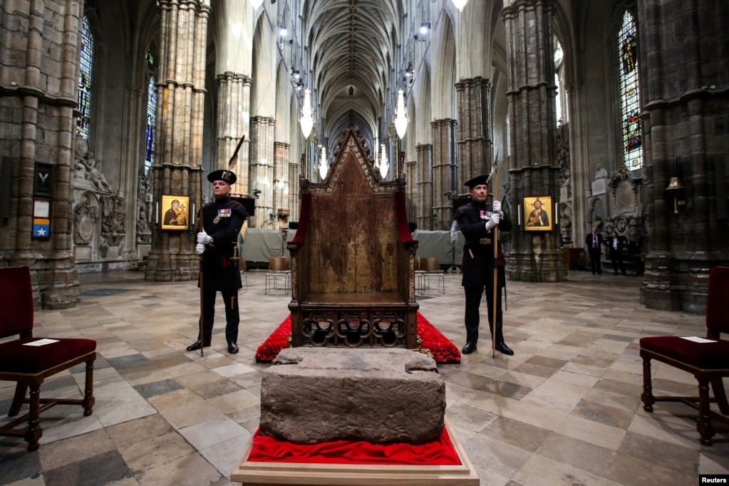 Truprojat e mbretit të Skocisë qëndrojnë roje pranë Gurit të Fatit në Westminster Abbey gjatë një ceremonie mirëseardhjeje, në qendër të Londrës, Britani, 29 prill 2023. Guri, një simbol i lashtë të monarkisë skoceze, do të luajë rol qendror në kurorëzimin e Mbretit Charles,&nbsp; të shtunën më 6 maj. Më 1296, Mbreti Eduard i Parë, e solli gurin në Westminster. Ai e vendosi atë brenda karriges së kurorëzimit, e cila ka qenë pjesa qendrore e kurorëzimit për më shumë se 700 vjet. Në vitin 1996, Qeveria e Mbretërisë së Bashkuar njoftoi se guri do të kthehej në Skoci, por do të risillej në Abbey për kurorëzime.