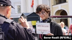 Alexandra Sinko protesting in St. Petersburg