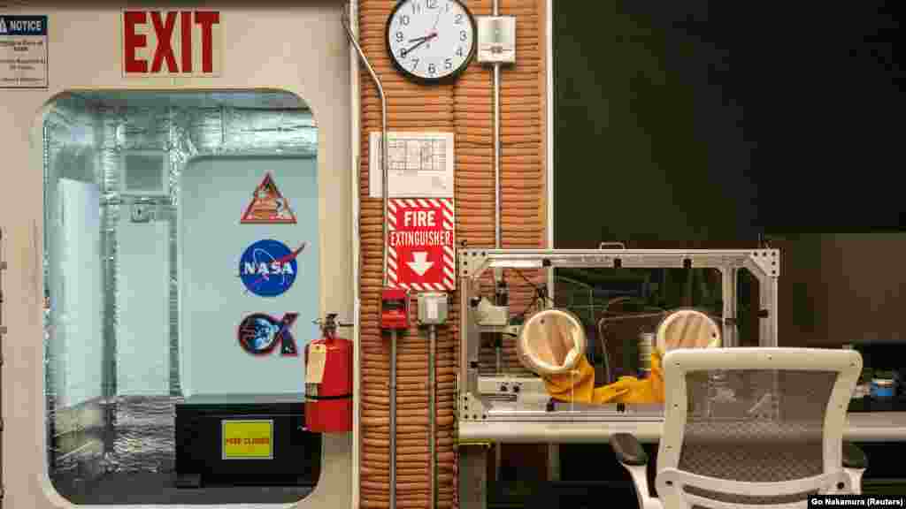 "CHAPEA je razvijena kao jednogodišnja simulacija površine Marsa sa namerom da možemo da imamo posadu u izolaciji ograničenjima realističnim za tu planetu&ldquo;, rekla je Grejs Daglas (Grace Douglas), vodeća naučnica za naprednu tehnologiju hrane u NASA. Jedno od tih ograničenja biće limitirana količina vode.