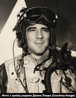 Пілот Джон Лавра до 1952 року