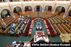 Почти пустой зал заседаний парламента Венгрии - из-за бойкота депутатами от правящей партии
