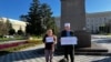 Орал әкімдігінің алдында плакат ұстап тұрған белсенділер. 2023 жыл.