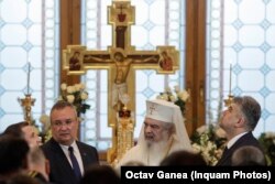 Premierul român, Marcel Ciolacu (cu ochii la cruce, în dreapta), a spus în decembrie anul trecut că decizia CEDO prin care România este obligată să dea drepturi cuplurilor gay nu este prima pe care Bucureștiul o va ignora.
