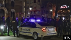 Множество полицаи охраняваха протеста под наслов "Вън мигрантите", който се проведе край сградата на МВР в София в неделя.