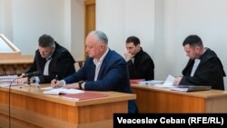 Игорь Додон и его адвокаты, которых оштрафовали за то, что они покинули заседание без разрешения судей.