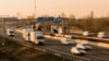 Gépjárművek közlekednek az M0-s autóút, a Budapestet körbevevő gyorsforgalmi út déli szektorában 2021. november 29-én (képünk illusztráció)