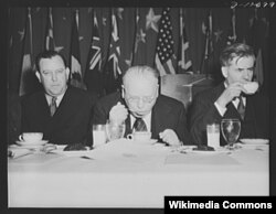 Посол Норвегии Трюгве Ли, посол СССР Литвинов и Генри Уоллес на обеде по случаю второй годовщины ленд-лиза. Вашингтон, 11 марта 1943 года