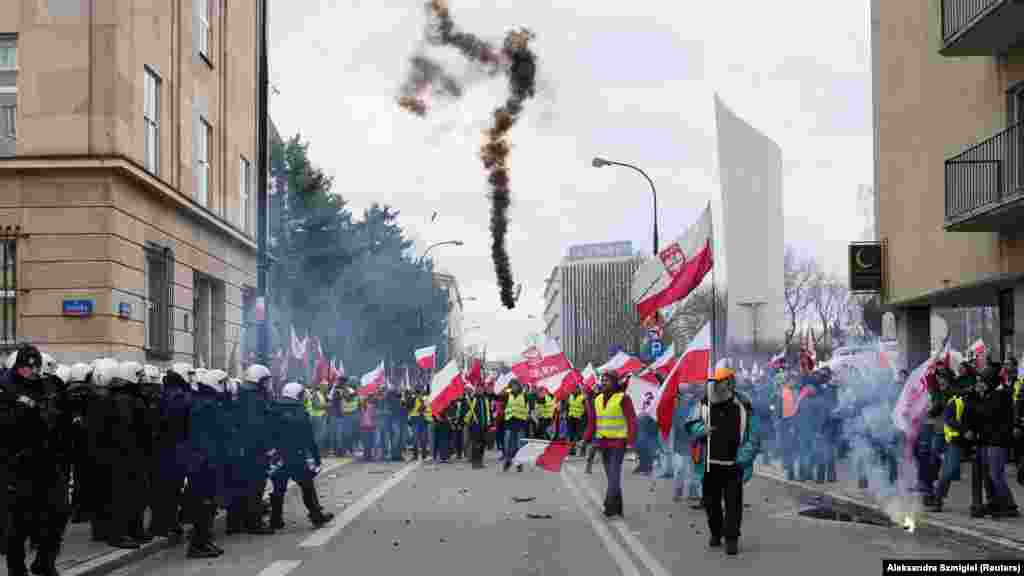 Protest u Varšavi 6. marta. Protesti protiv sve većih intervencija Vlade u poljoprivredu potresli su Evropu posljednjih meseci.