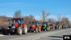 Над 100 земеделски производители с трактори се събраха на изхода от Монтана за Лом, Бойчиновци и Козлодуй и го блокираха от 10 до 12 часа.
