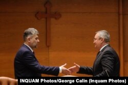 Liderul PNL, Nicolae Ciucă, ar vrea să bată palma cu premierul Marcel Ciolacu pe comasarea alegerilor locale cu prezidențialele. PSD stă însă în expectativă.