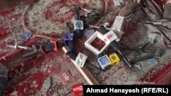 مایک های تخریب شده خبرنگاران در اثر انفجار در مرکز فرهنگی تبیان در شهر مزارشریف 