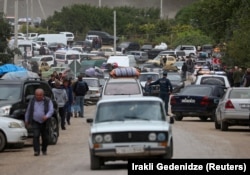 26 septembrie, Kornidzor, Armenia: Mii de refugiați trec granița.