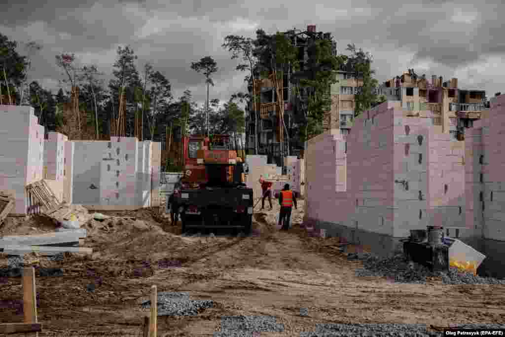 Workers build new houses.&nbsp;