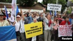 A Shor támogatói nagygyűlésen tiltakoznak a betiltás ellen az alkotmánybíróság döntése előtt Kisinyovban 2023. június 19-én