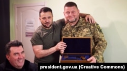 Predsjednik Ukrajine Volodimir Zelenski (u sredini), komandant ukrajinskih oružanih snaga Valeri Zalužnji (desno) i Oleksij Danilov, sekretar Nacionalnog savjeta za sigurnost, juli 2023.