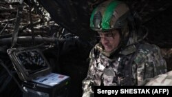 Az Adam taktikai csoport egyik ukrán katonája drónnal figyeli az orosz állásokat Bahmut közelében 2023. április 16-án