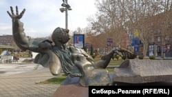 Памятник композитору Арно Бабаджаняну рядом с ереванским оперным театром