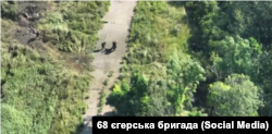 Російські військові тягнуть пораненого на Кремінському напрямку, зйомка з українського дрону