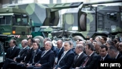 Orbán Viktor, Benkő Tibor akkori honvédelmi miniszter (j4), Palkovics László még innovációs és technológiai miniszterként (j3) és Armin Papperger, a Rheinmetall elnöke a gyár épületének ünnepélyes átadóján a zalaegerszegi ZalaZONE Ipari Parkban 2022. március 26-án