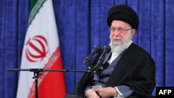علی خامنه‌ای در دیدار روز ۱۵ فروردین با مسئولان نظام جمهوری اسلامی